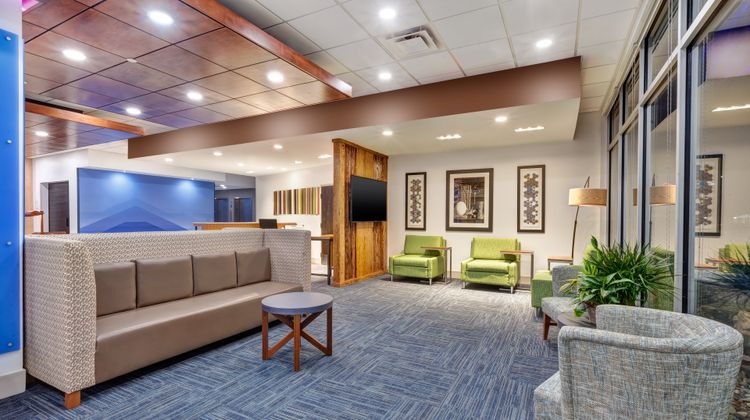 Holiday Inn Express & Suites Milan Lobby