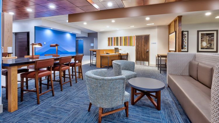 Holiday Inn Express & Suites Milan Lobby