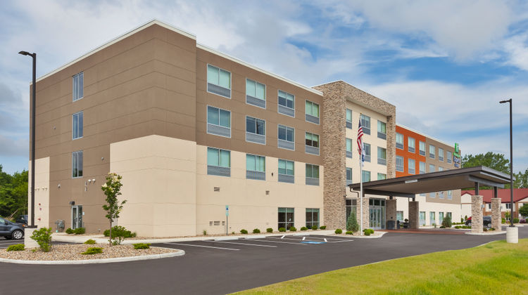Holiday Inn Express & Suites Milan Exterior