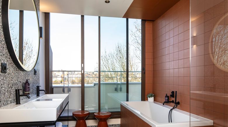 <b>Hotel du Port Room</b>. Images powered by <a href="https://www.leonardoworldwide.com/" title="Leonardo Worldwide" target="_blank">Leonardo</a>.