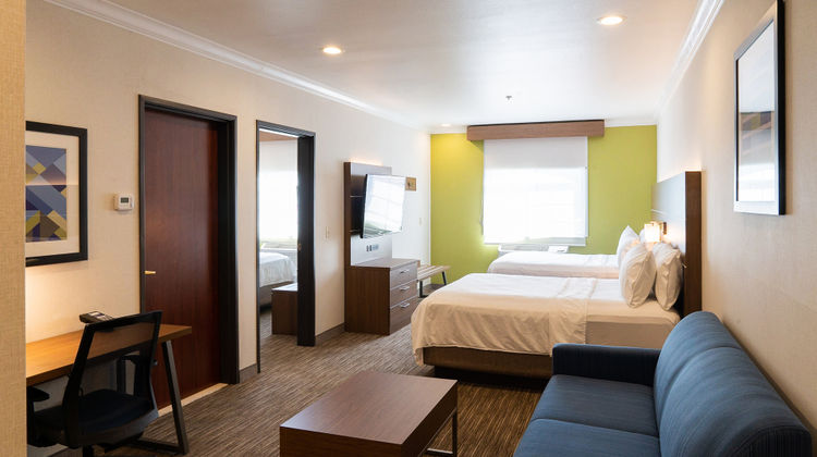 Holiday Inn Express & Suites Davis Suite