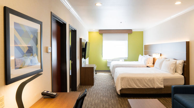 Holiday Inn Express & Suites Davis Suite