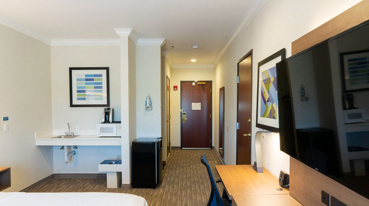 Holiday Inn Express & Suites Davis Room