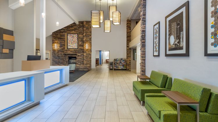 Holiday Inn Express Exterior