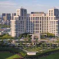 HUALUXE Ningbo Harbor City