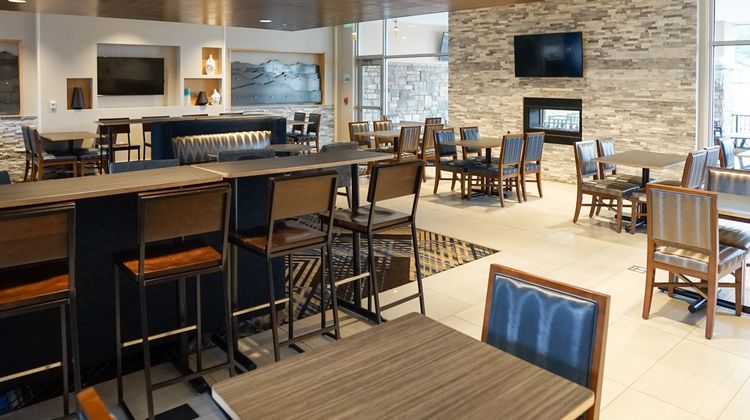 Holiday Inn Exp & Stes Aurora Medical Restaurant
