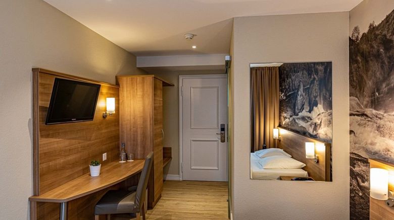 <b>Hotel Kronenhof Room</b>. Images powered by <a href="https://www.leonardoworldwide.com/" title="Leonardo Worldwide" target="_blank">Leonardo</a>.