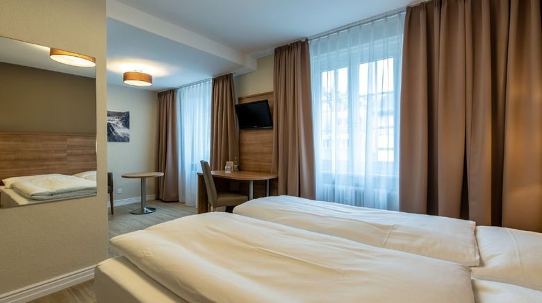 <b>Hotel Kronenhof Room</b>. Images powered by <a href="https://www.leonardoworldwide.com/" title="Leonardo Worldwide" target="_blank">Leonardo</a>.