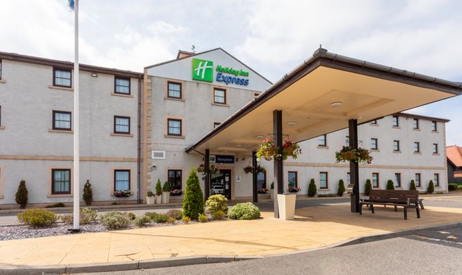 Holiday Inn Express Perth Exterior