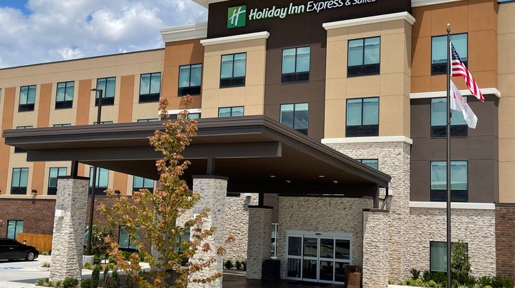 Holiday Inn Express & Suites Airport Exterior
