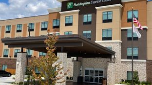 Holiday Inn Express & Suites Airport