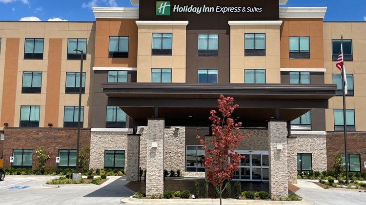 Holiday Inn Express & Suites Airport Exterior