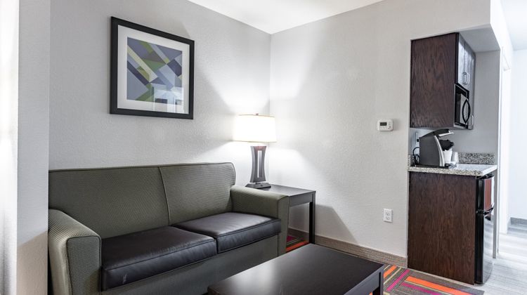 Holiday Inn Express & Suites Ironton Suite