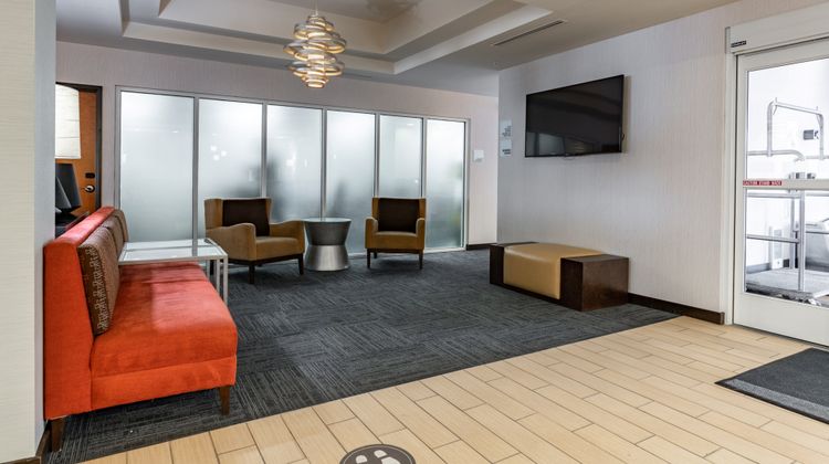 Holiday Inn Express & Suites Ironton Lobby