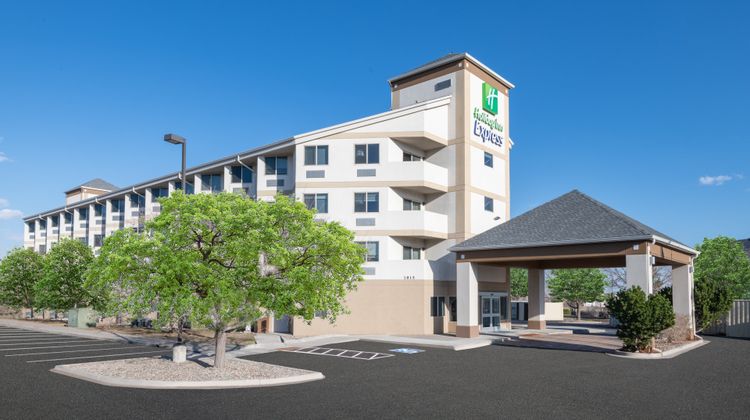 Holiday Inn Express Airport Exterior
