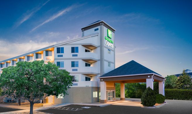 Holiday Inn Express Airport Exterior