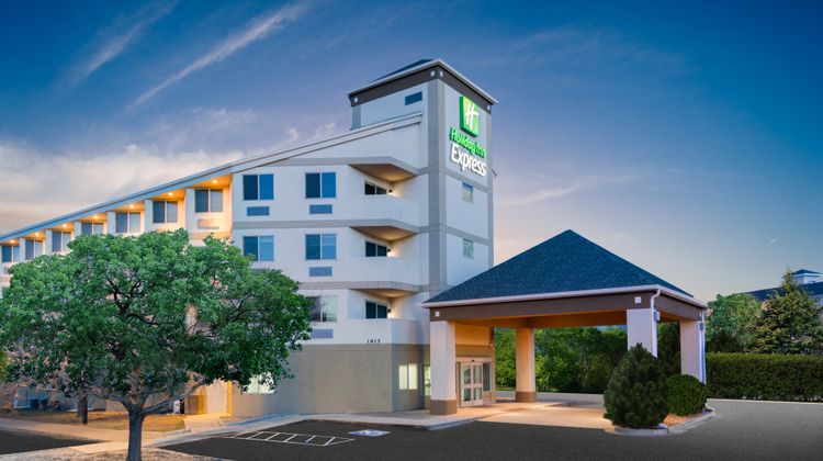 Holiday Inn Express Airport Exterior