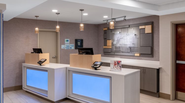 Holiday Inn Express Airport Lobby