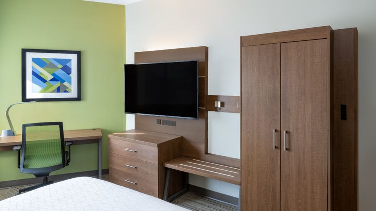 Holiday Inn Express Airport Room