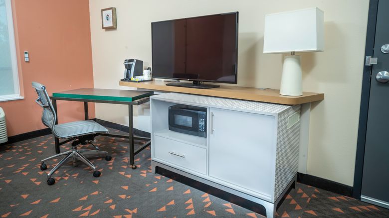 <b>Holiday Inn St. Louis-Creve Coeur Room</b>. Images powered by <a href="https://www.leonardoworldwide.com/" title="Leonardo Worldwide" target="_blank">Leonardo</a>.