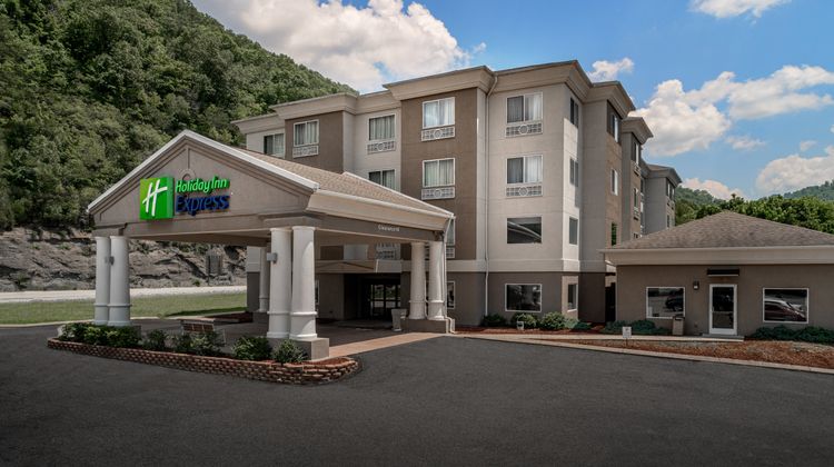 Holiday Inn Express & Suites Pikeville Exterior