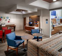 Holiday Inn Express & Suites Pikeville Lobby