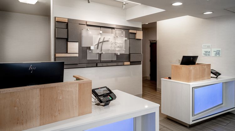 Holiday Inn Express & Suites Pikeville Lobby
