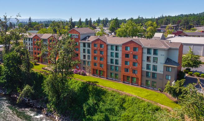 Holiday Inn Express Portland SE Exterior