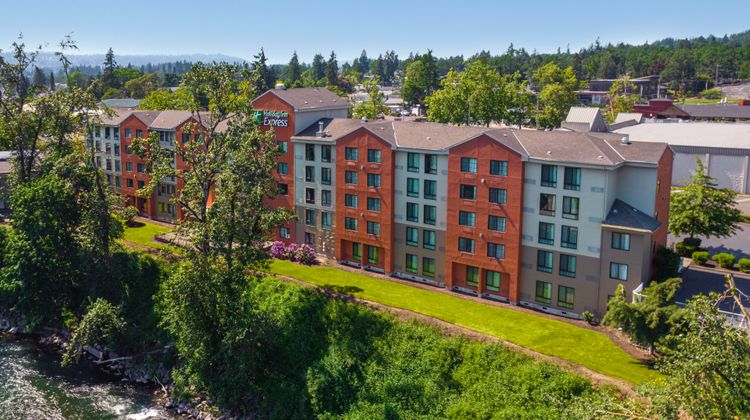 Holiday Inn Express Portland SE Exterior