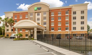 Holiday Inn Express Hotel & Suites Largo