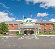 Holiday Inn Express Hotel & Suites Exterior