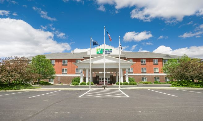 Holiday Inn Express Hotel & Suites Exterior