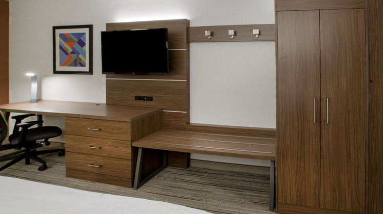 Holiday Inn Express & Suites Lake Forest Room