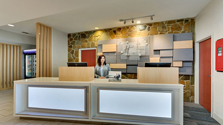 Holiday Inn Express Hotel & Suites Exterior
