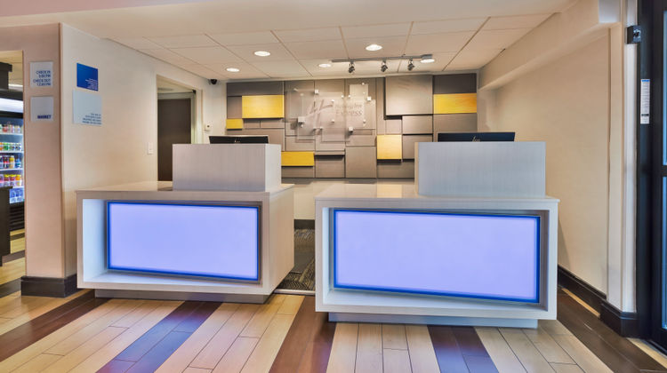 Holiday Inn Express Waldorf Lobby