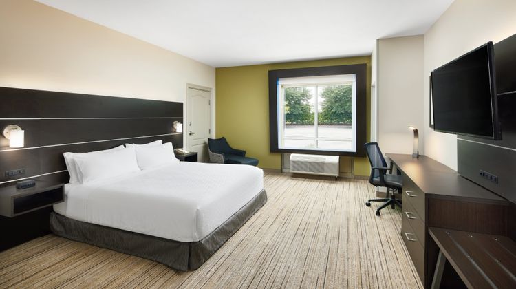 Holiday Inn Express Hotel & Suites Room