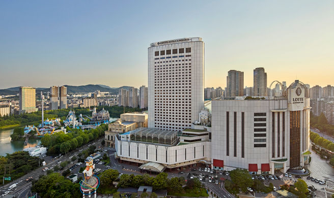 Lotte Hotel World Exterior