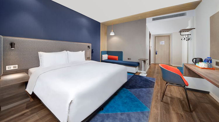 Holiday Inn Express Airport Zone Room