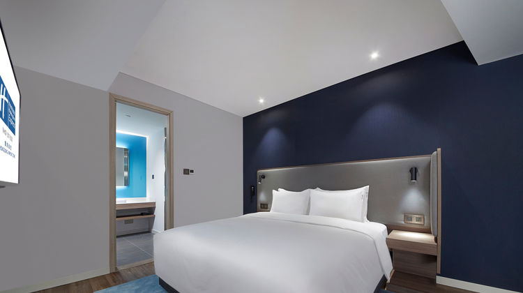 Holiday Inn Express Airport Zone Room