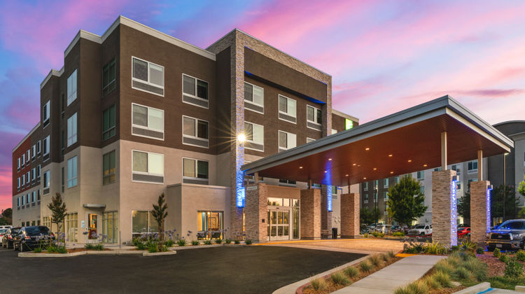 Holiday Inn Express & Suites Suisun City Exterior