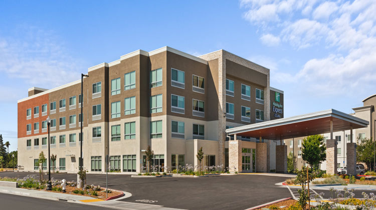Holiday Inn Express & Suites Suisun City Exterior