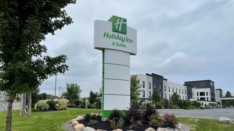 Holiday Inn & Suites Syracuse Airport Exterior