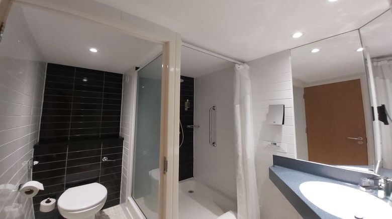 <b>Holiday Inn Express Glenrothes Room</b>. Images powered by <a href="https://www.leonardoworldwide.com/" title="Leonardo Worldwide" target="_blank">Leonardo</a>.