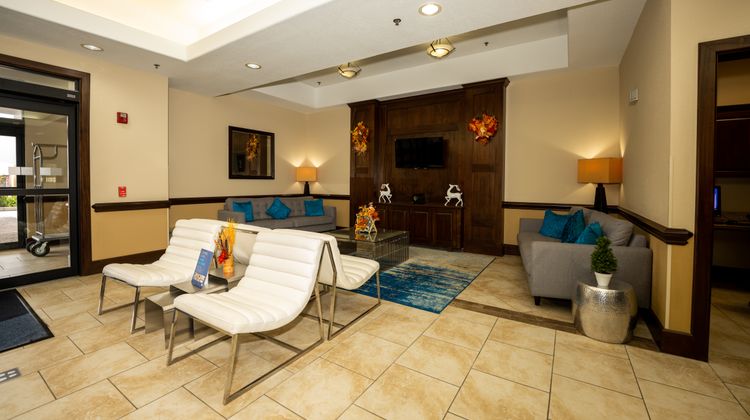 Holiday Inn Express Hotel & Suites Lobby