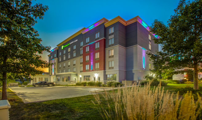 Holiday Inn Express Woodstock South Exterior