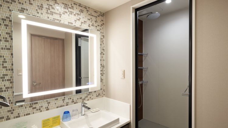 Holiday Inn & Suites Shin Osaka Room