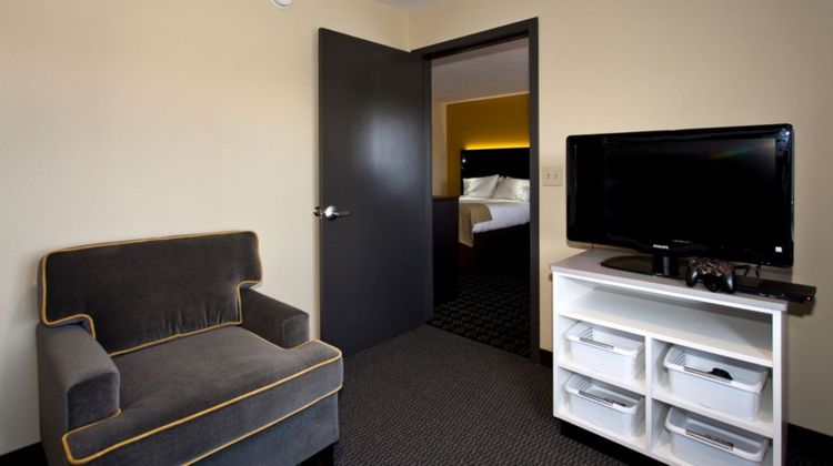 Holiday Inn Express Stes Newton Suite
