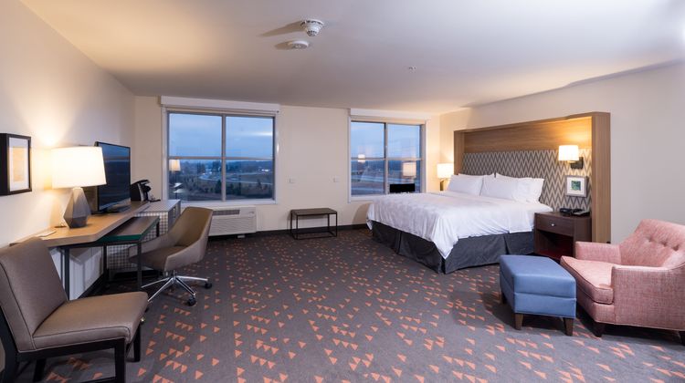 Holiday Inn & Suites Detroit-Troy Suite