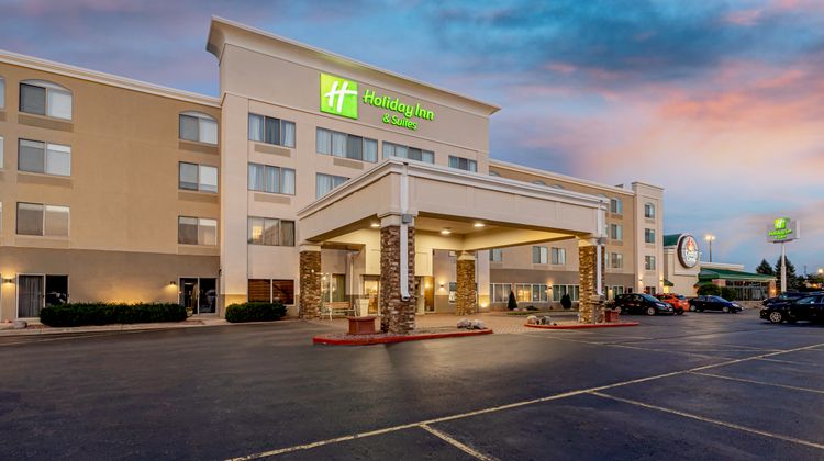 Holiday Inn & Suites Exterior