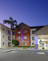 Holiday Inn Express & Suites Tulare